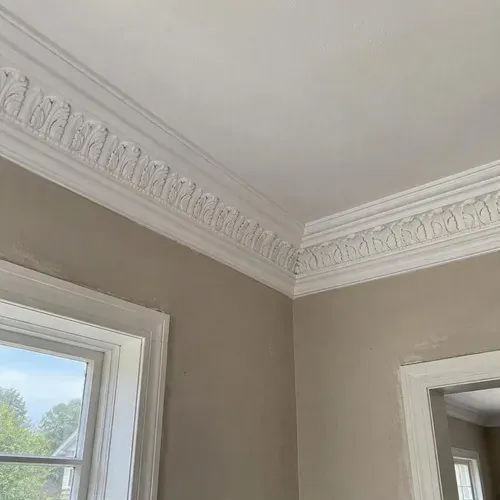 Restored plaster cornice in a living room during plaster crown moulding repair in Kingston, ON
